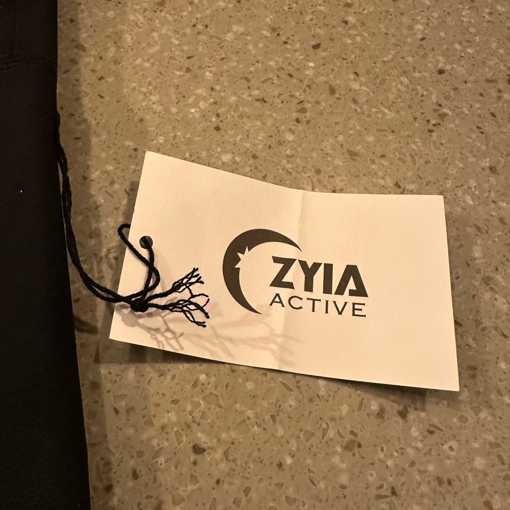 Brand new Zyia black size 8/10 crop leggings